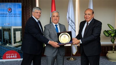 تطوير المنصات الإليكترونية.. تفاصيل زيارة رئيس الهيئة الوطنية للصحافة للجامعة المصرية اليابانية 