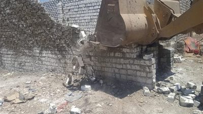 مراكز المنيا تزيل تعديات على أراض زراعية وأملاك للدولة