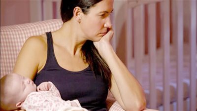 اكتئاب ما بعد الولادة.. القاتل الصامت الذي أفقد 20% من النساء الأمومة لذة الأمومة ونغص حياتهن