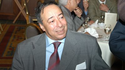 أكرم السعدني يعلق على خبر وفاة صلاح السعدني (صورة)