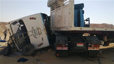 بعد مصرع وإصابة 12 شخصًا.. النيابة العامة تعاين موقع حادث طريق العين السخنة