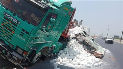 بالصور.. انقلاب تريلا محملة بالطوب على طريق جمصة في الدقهلية