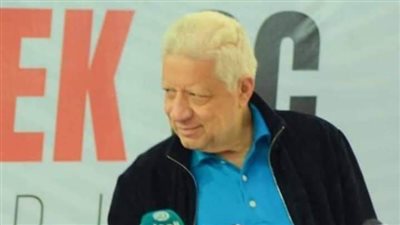 مرتضى منصور يجتمع مع لاعبي الزمالك قبل لقاء المقاولون العرب 