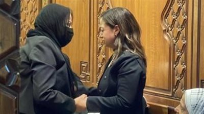 غياب نجوم الفن وانهيار ابنتها.. لقطات من عزاء والدة ريهام عبد الحكيم (صور)