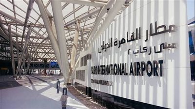 بالصور.. صاحب سلسلة حلويات شهيرة ينتقد مطار القاهرة الدولي و