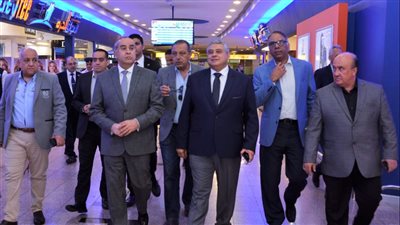 وزير الطيران يتابع حركة التشغيل بمطار القاهرة ويهنئ العاملين والمسافرين بالعيد 