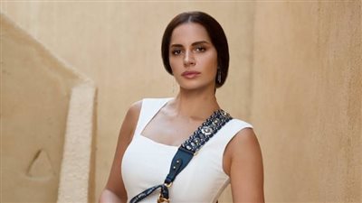 بعد أزمة الاختفاء.. «فوتوسيشن» جديد لـ«آمال ماهر» بالأسود (صور)