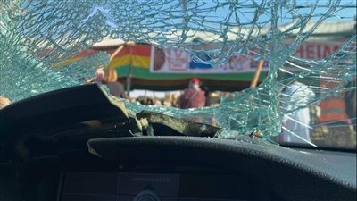 بالصور.. فنان كبير يكشف عن تدمير ثور ل 3 سيارات بالرحاب