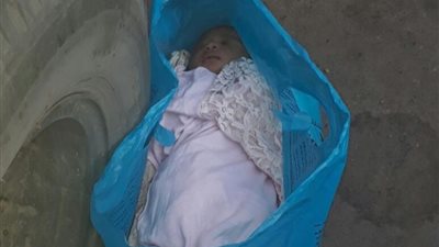 العثور على طفلة رضيعة أمام باب شقة بالقليوبية