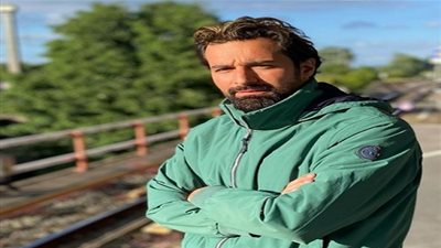 أحمد حاتم وتارا عماد برفقة المطاريد (صورة)