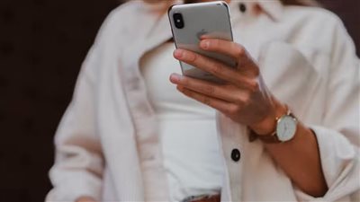 كيف تستخدم هاتف آندرويد لشحن آيفون لاسلكيًا؟