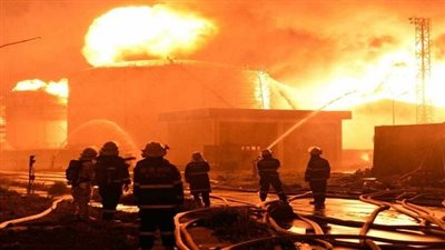 الدفع بـ5 سيارات إطفاء لإخماد حريق هائل في مصنع كرتون بأكتوبر