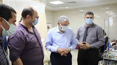 محافظ المنيا يتابع حالة مصابي حادث تصادم الأتوبيس والسيارة النقل بمستشفى ملوي 