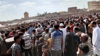 المئات يؤدون صلاة جماعية على جثامين 5 شباب بالدقهلية 