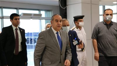 وزير الطيران المدنى يتفقد مطار العلمين الدولى