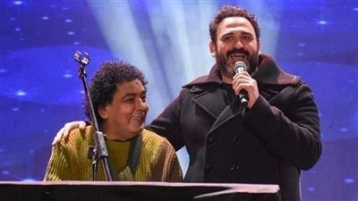 شاعر يتهم أكرم حسني بسرقة كلمات أغنية «للي».. ورد حاسم من الأخير