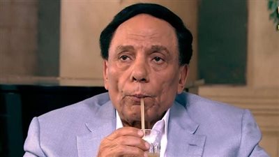 غياب الزعيم عادل إمام عن حضور زفاف ابنة شقيقة.. تعرف على السر