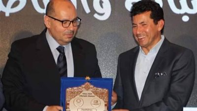 أشرف صبحي يهنئ رئيس اتحاد السباحة بعد السيطرة على العرش العربي في الجزائر 