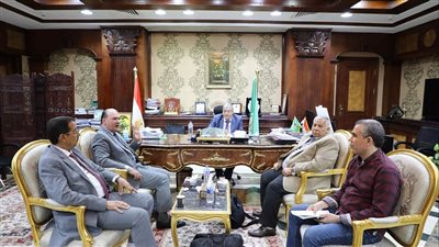محافظ المنيا يناقش تنفيذ 4 مشروعات وتطوير سوق الحبشي وإنشاء ميناء بري