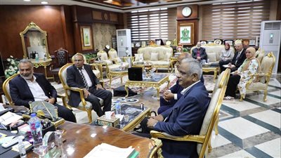 محافظ المنيا يبحث مع مستثمرين إقامة أنشطة صناعية متنوعة بالمنطقة الصناعية