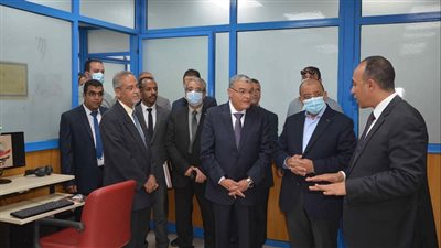 وزير التنمية المحلية يتفقد وحدة المتغيرات المكانية بمبنى الديوان العام لمحافظة المنيا