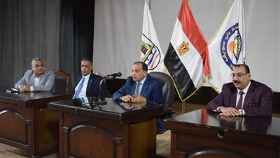 رئيس جامعة بني سويف يشهد ختام دورة القيادات الجامعية للعاملين