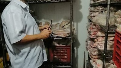 ضبط 100 كيلو لحوم فاسدة بمطعم شهير في الشرقية