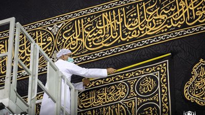 أسرار تغير لون كسوة الكعبة من الأبيض والأحمر إلى الأسود وكواليس صناعتها 