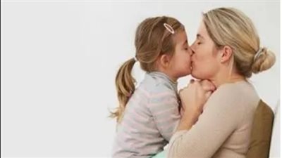 توقف حالا عن تقبيل طفلك في فمه.. احذر العدوى بفيروس خطير 