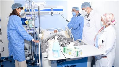 وزيرة الهجرة تزور الطفل 