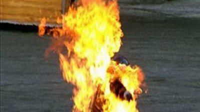 خلال جلسة صلح مع زوجته.. عامل يشعل النيران في جسده بمدينة نصر