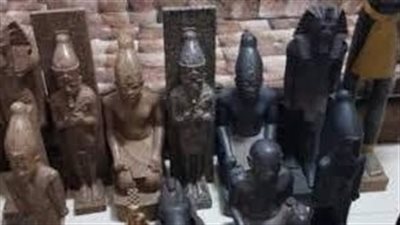  ضبط تماثيل وعملات يشتبه في أثريتها داخل منزل عاطل بالمنيا
