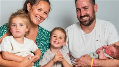 من خلال التلقيح الصناعي.. امرأة تلد ثلاثة توائم بفارق عامين كاملين! 