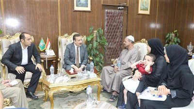 محافظ المنوفية يستقبل أسرة شهيد السعودية الصيدلى 