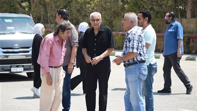 انهيار طليق وابنة الفنانة رجاء حسين في جنازتها (صور)