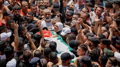 حاملة جثمانه وسلاحه.. والدة الشهيد إبراهيم النابلسي تودع نجلها بابتسامة (صور)