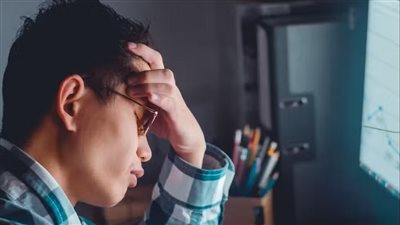 لماذا نشعر بـ التعب الجسدي عند العمل من المكتب.. وكيف نتجاوزه؟! 