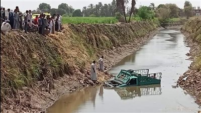 مصرع وإصابة 8 أشخاص في انقلاب سيارة ربع نقل بالأقصر (صور)