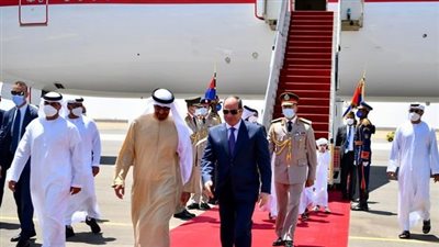 الرئيس السيسي يستقبل رئيس الإمارات بمطار العلمين.. صور