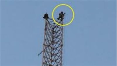 يعد 6 ساعات.. نزول شاب تسلق برج إرتفاعه 100 متر بالبحيرة 