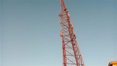 بالأكل والمياه.. شاب يصعد برج اتصالات في كفر الدوار 6 ساعات 