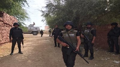 بعد الدفع بمجموعات قتالية.. اشتباكات مُسلحة بين عناصر تشكيل عصابي والشرطة بسوهاج