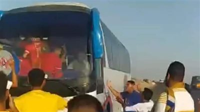 بالصور.. اشتباكات بين جماهير الأهلي والإسماعيلي