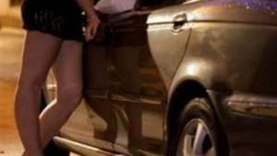 فعل فاضح بالطريق العام.. مقطع فيديو يطيح بممثل شهير وثلاثة آخرين