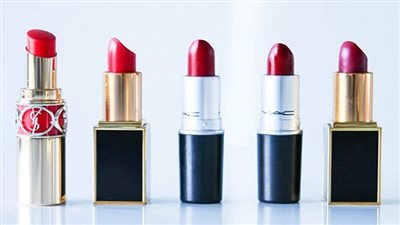 حكم وضع المرأة أحمر الشفاه في نهار رمضان