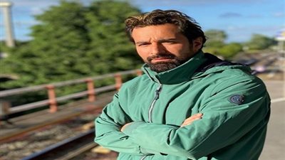 التفاصيل الكاملة لأزمة أحمد حاتم مع منتج 