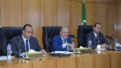 محافظ المنيا يجتمع بلجنة التنمية الاقتصادية المحلية لتعزيز الفرص الاستثمارية