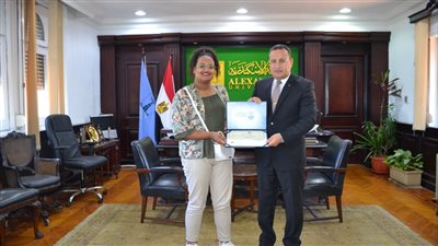 تكريم طالبة جامعية بالإسكندرية تعمل في 