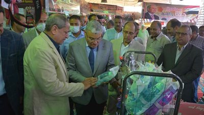 إقامة معارض بجميع مراكز المحافظة لتوفير احتياجات الطلاب بأسعار مخفضة فى المنيا 