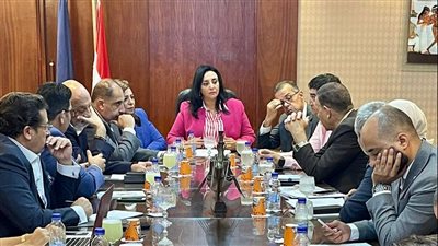 غادة شلبي تناقش مع النقل الاستغلال السياحي للأماكن المحيطة بمحطات القطار السريع